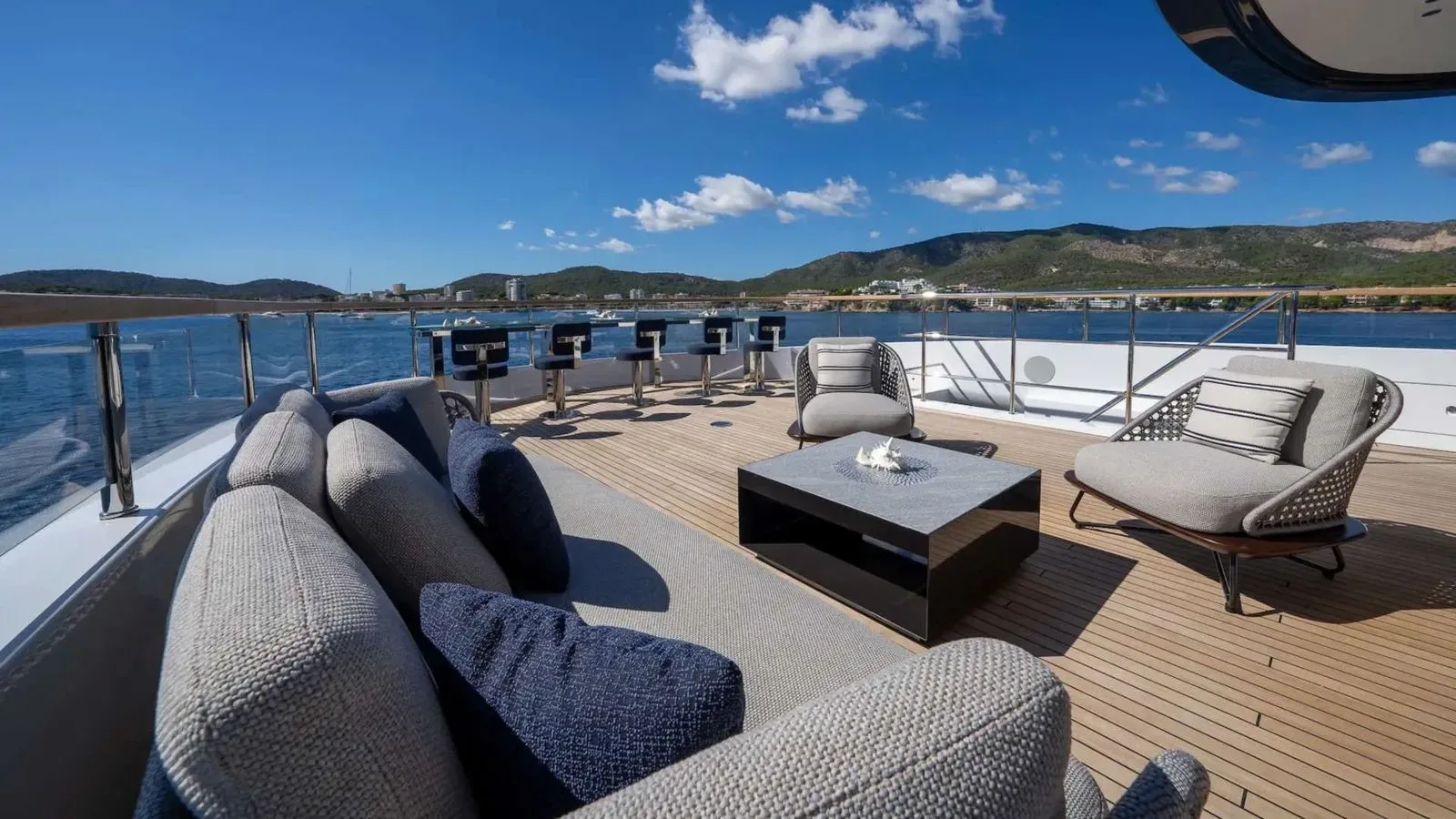 ALPHA WAVES - photo 17 location yacht Cannes