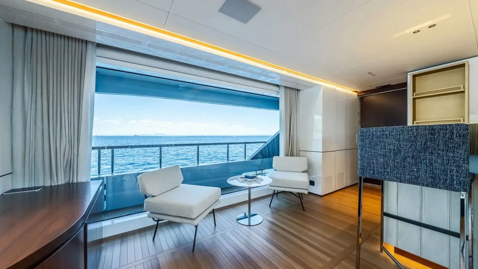 ALPHA WAVES - photo 29 location yacht Cannes