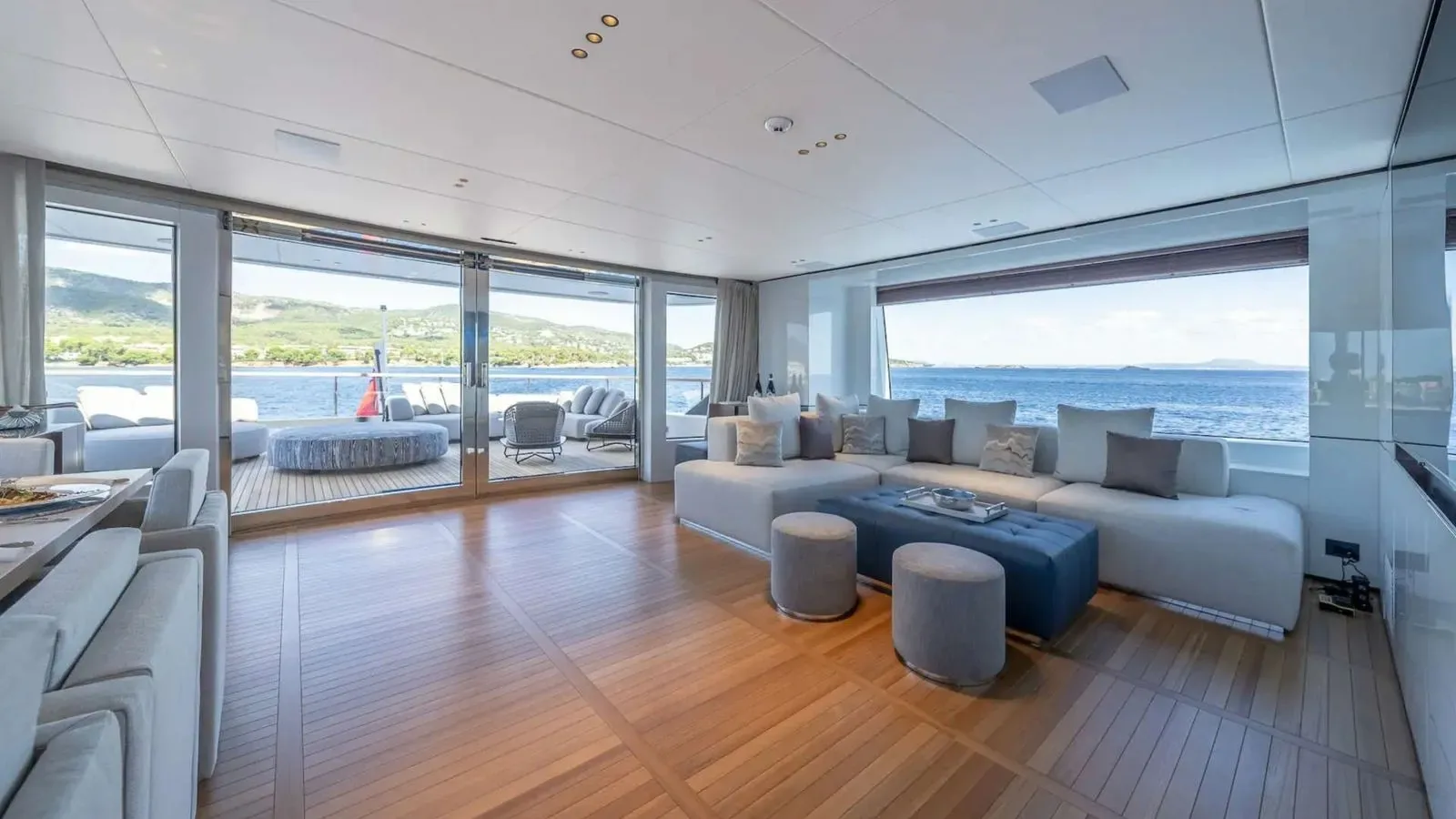 ALPHA WAVES - photo 31 location yacht Cannes