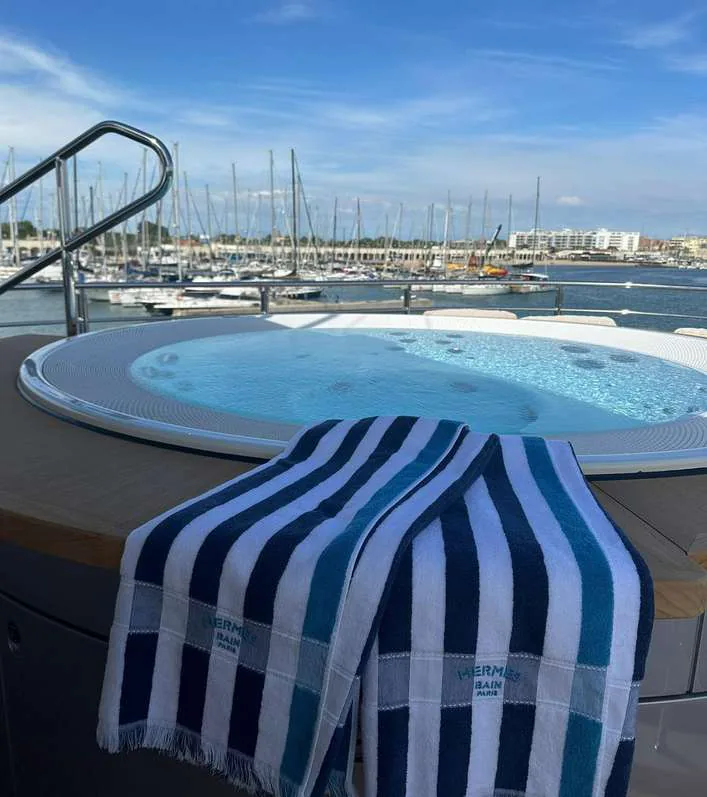 Cosmico, photo 46 location yacht Cannes