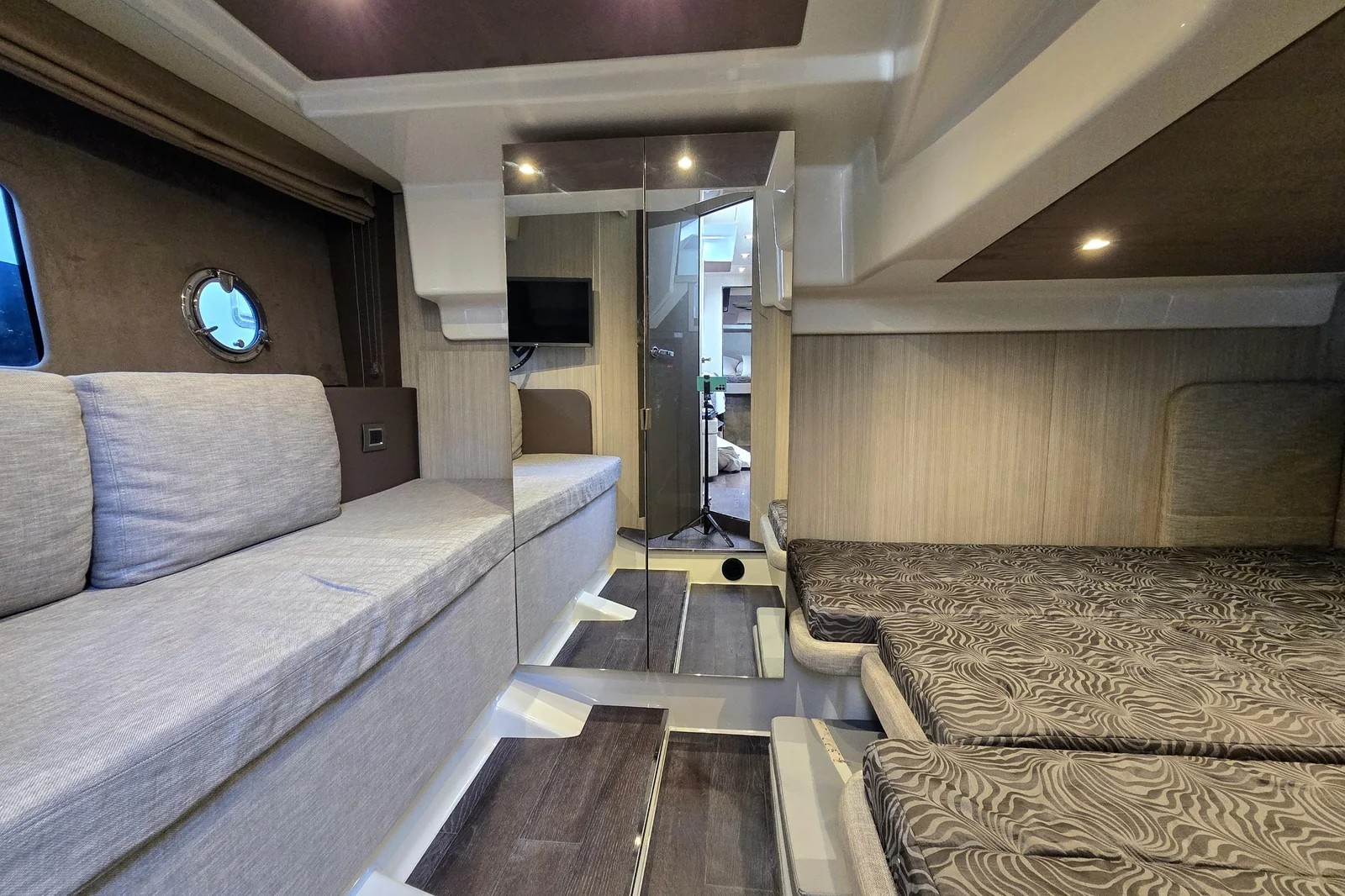 Cranchi M44 HT, photo 13 location yacht Cannes