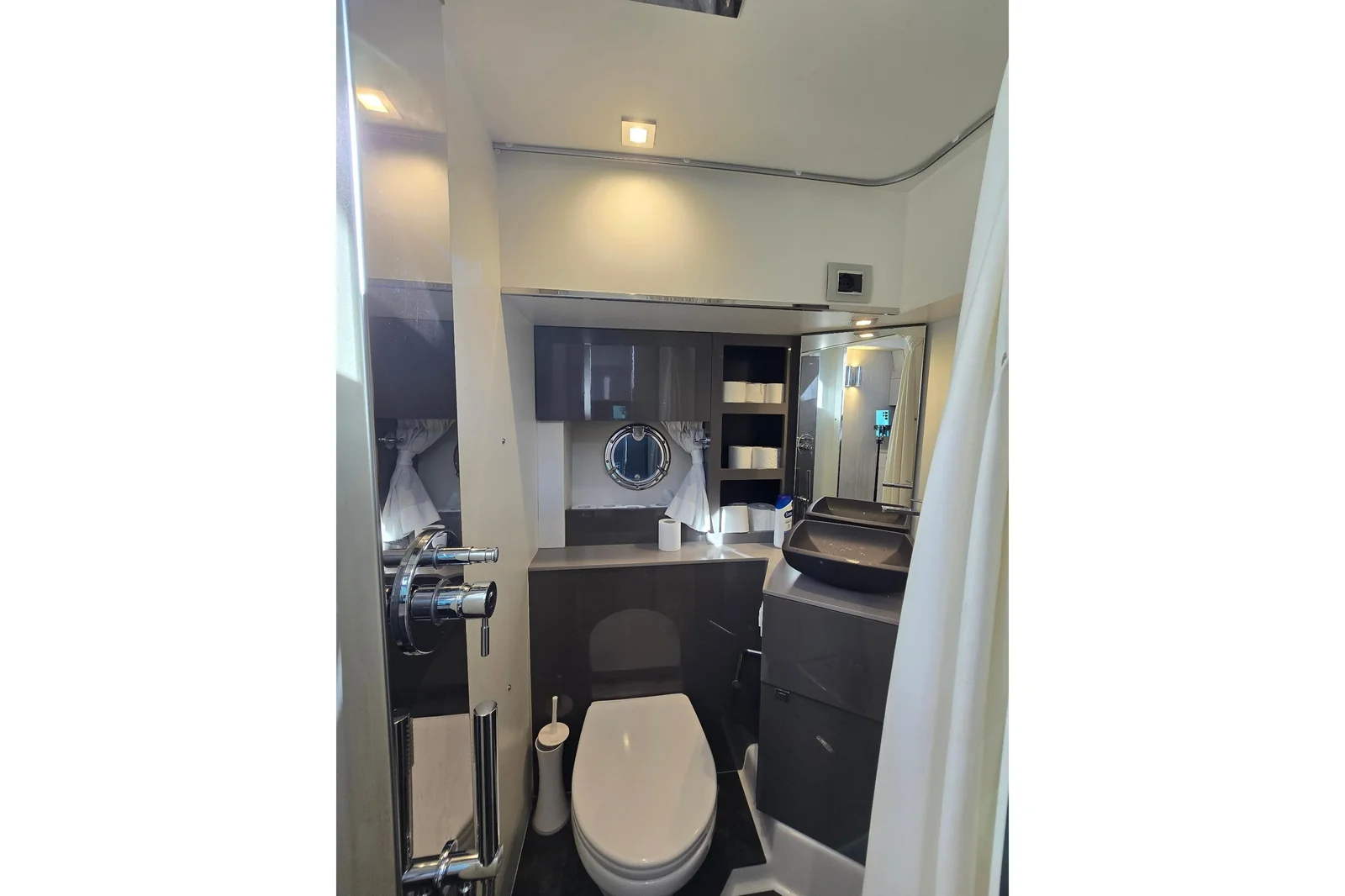 Cranchi M44 HT, photo 14 location yacht Cannes