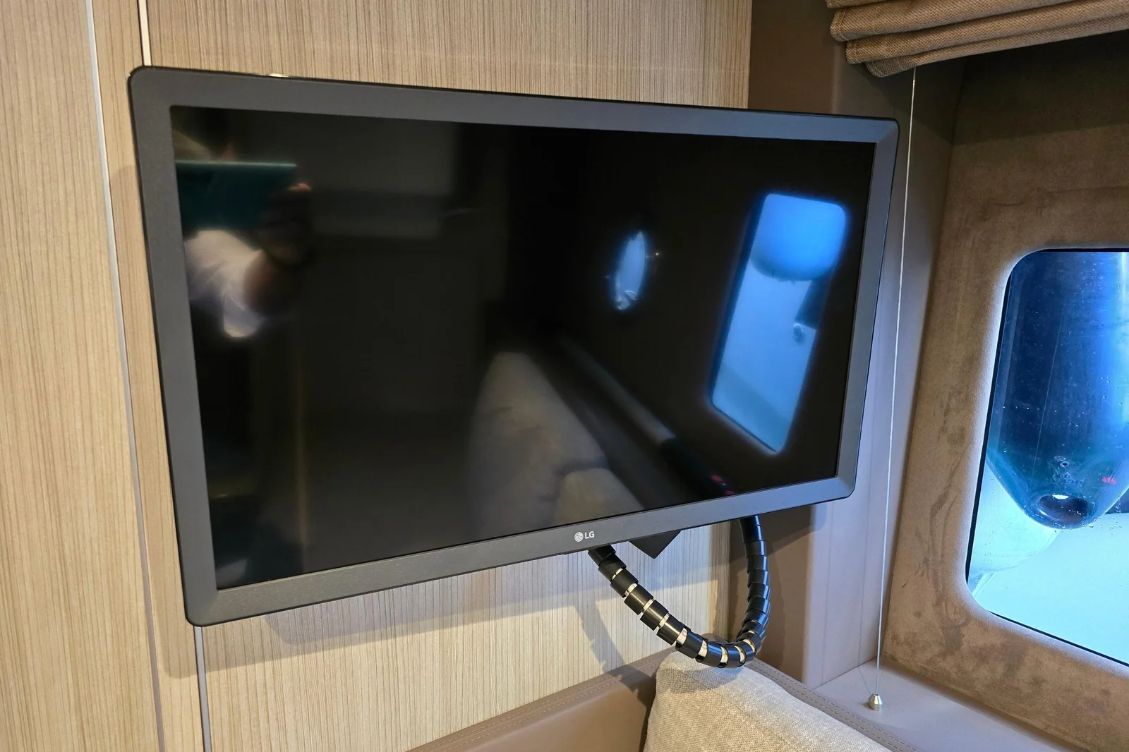 Cranchi M44 HT, photo 15 location yacht Cannes