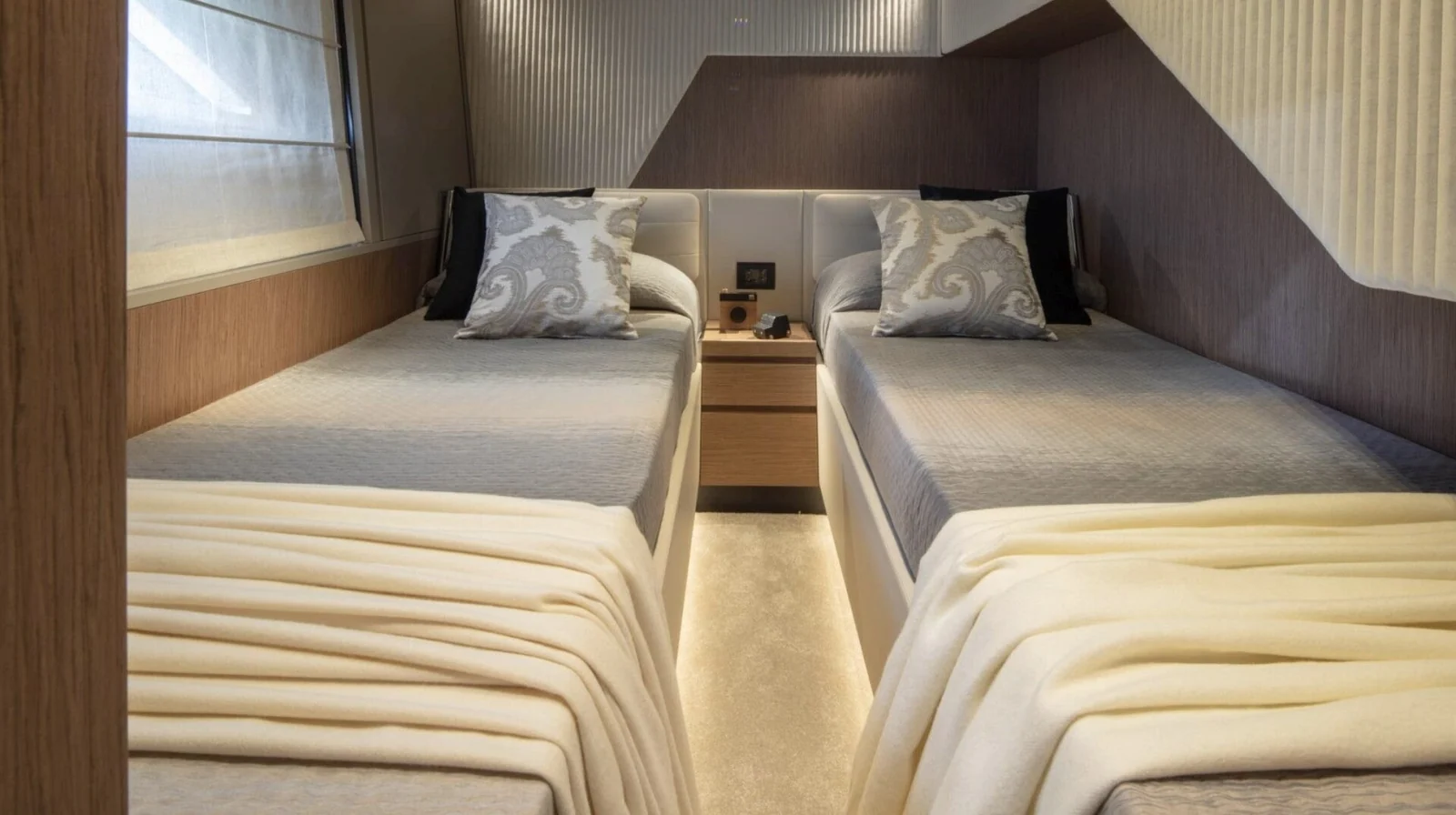 Ferretti 720 (Breeze), photo 17 location yacht Cannes