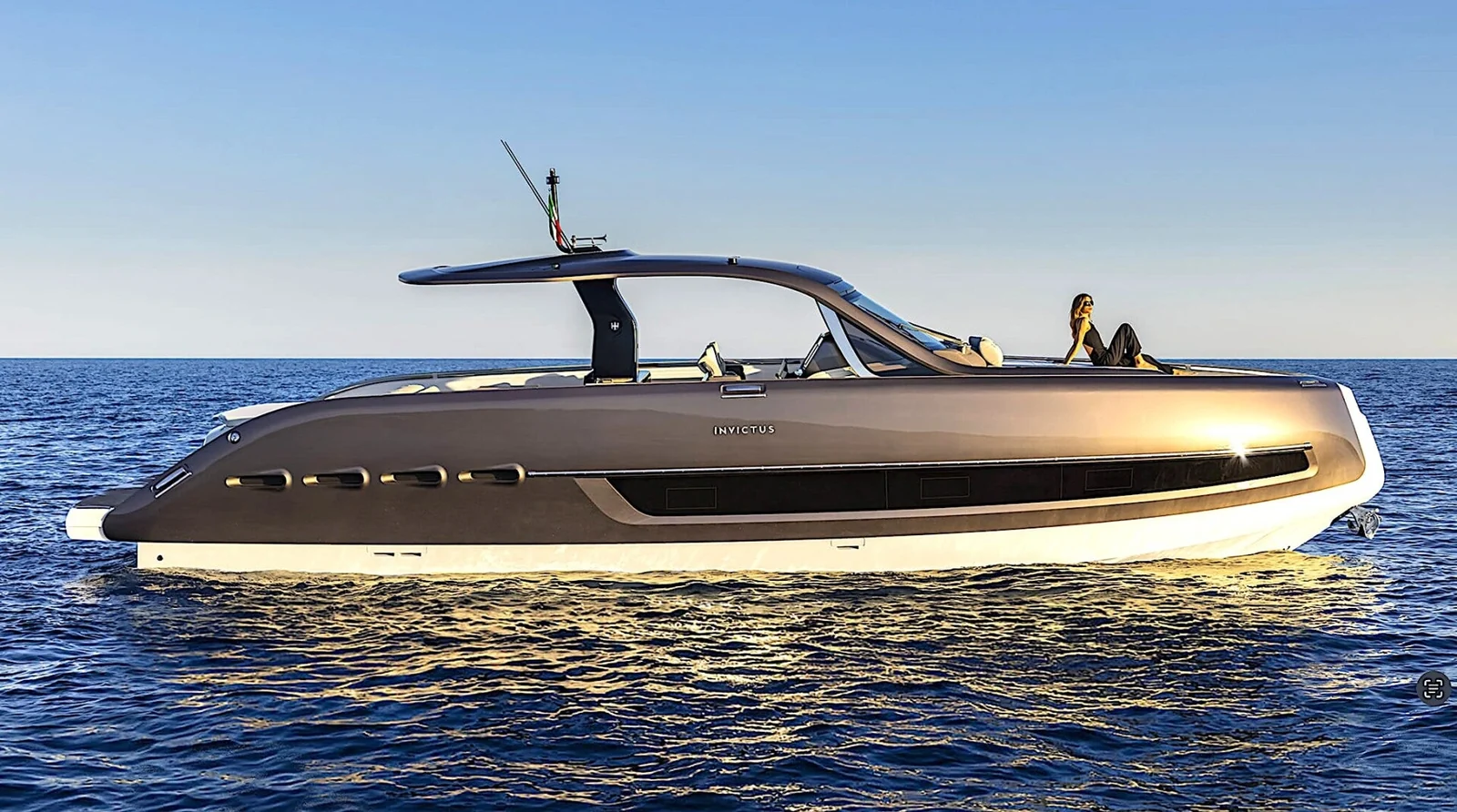 Invictus TT460, photo 1 location yacht Cannes