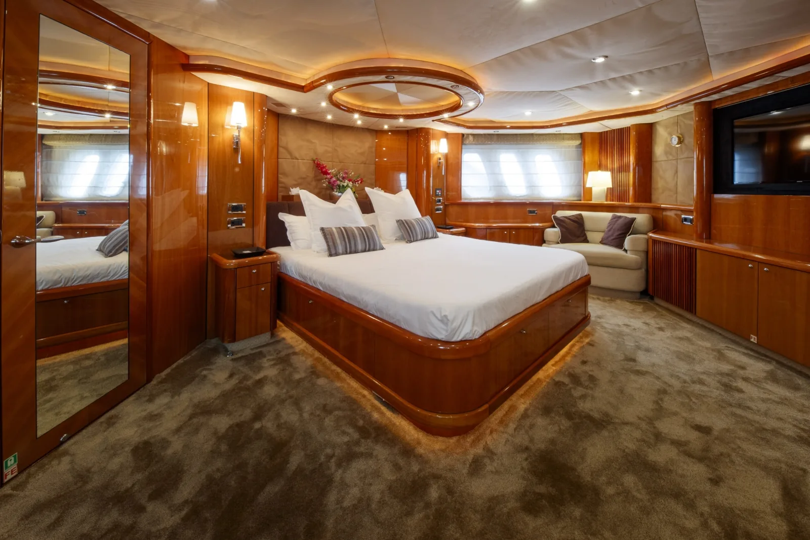 LADY YOUSRA - photo 22 location yacht Cannes