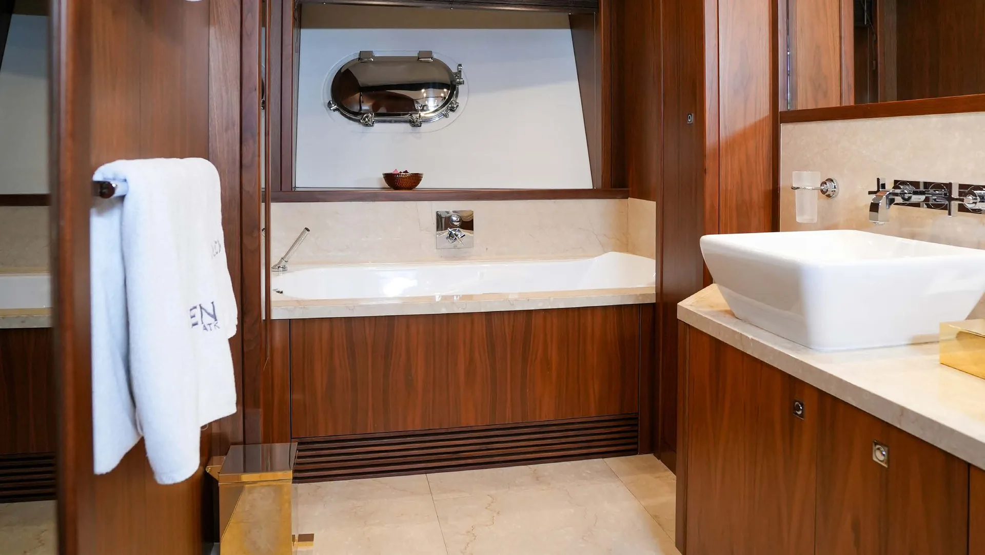 Lucien, photo 18 location yacht Cannes