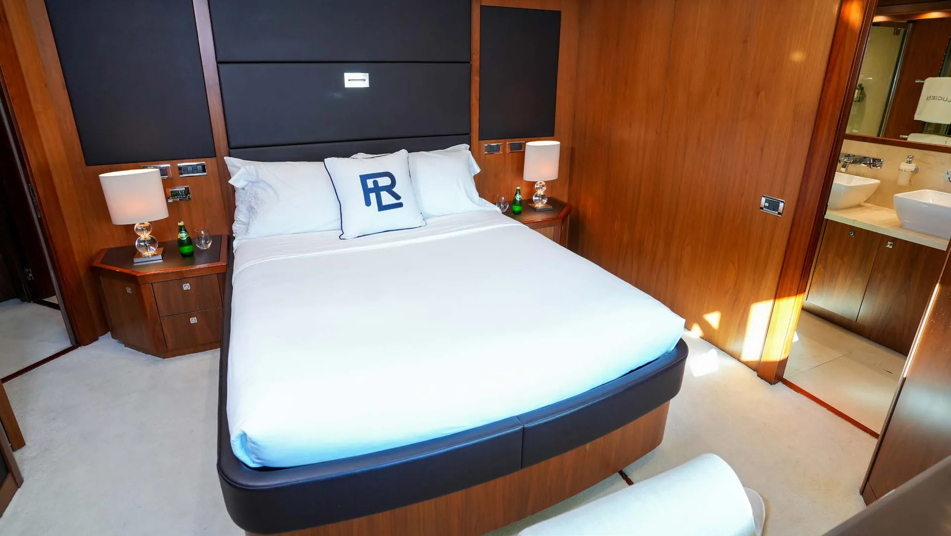 Lucien, photo 21 location yacht Cannes