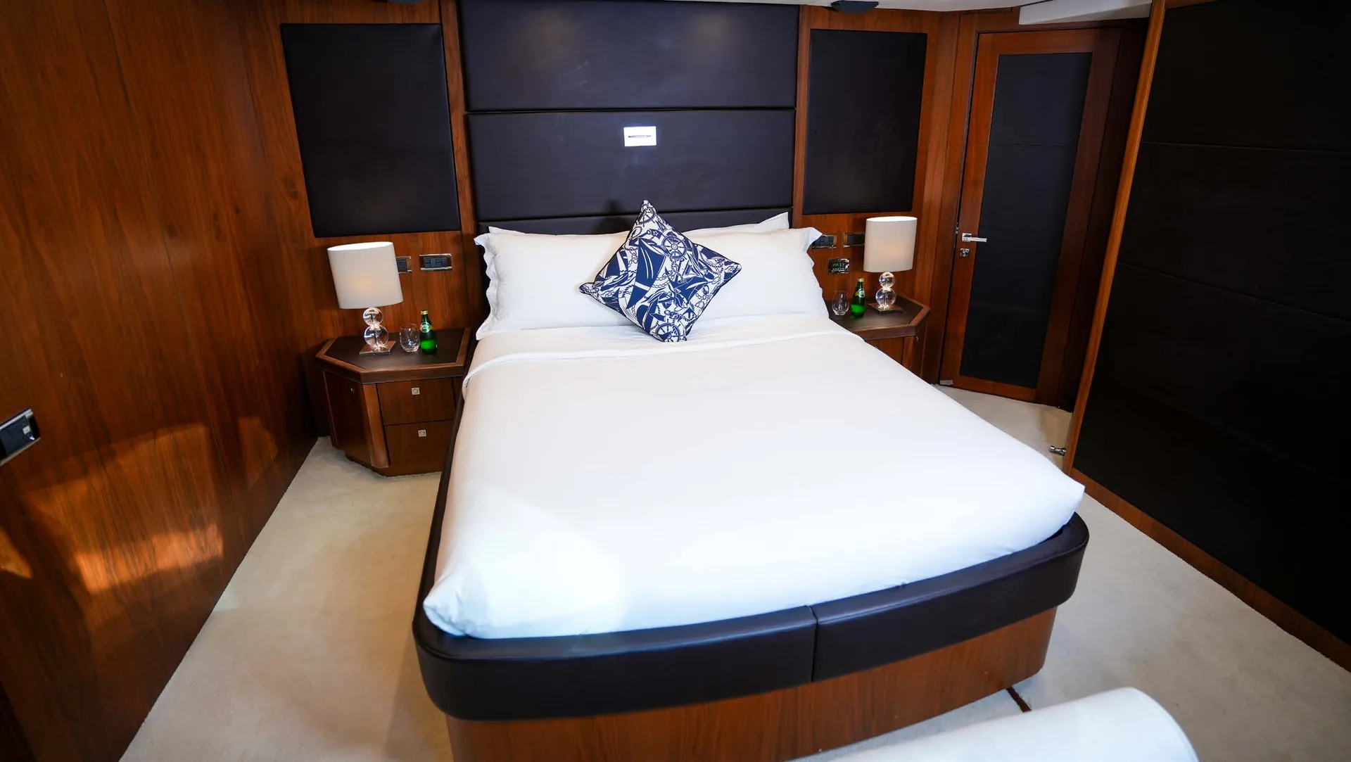 Lucien, photo 23 location yacht Cannes