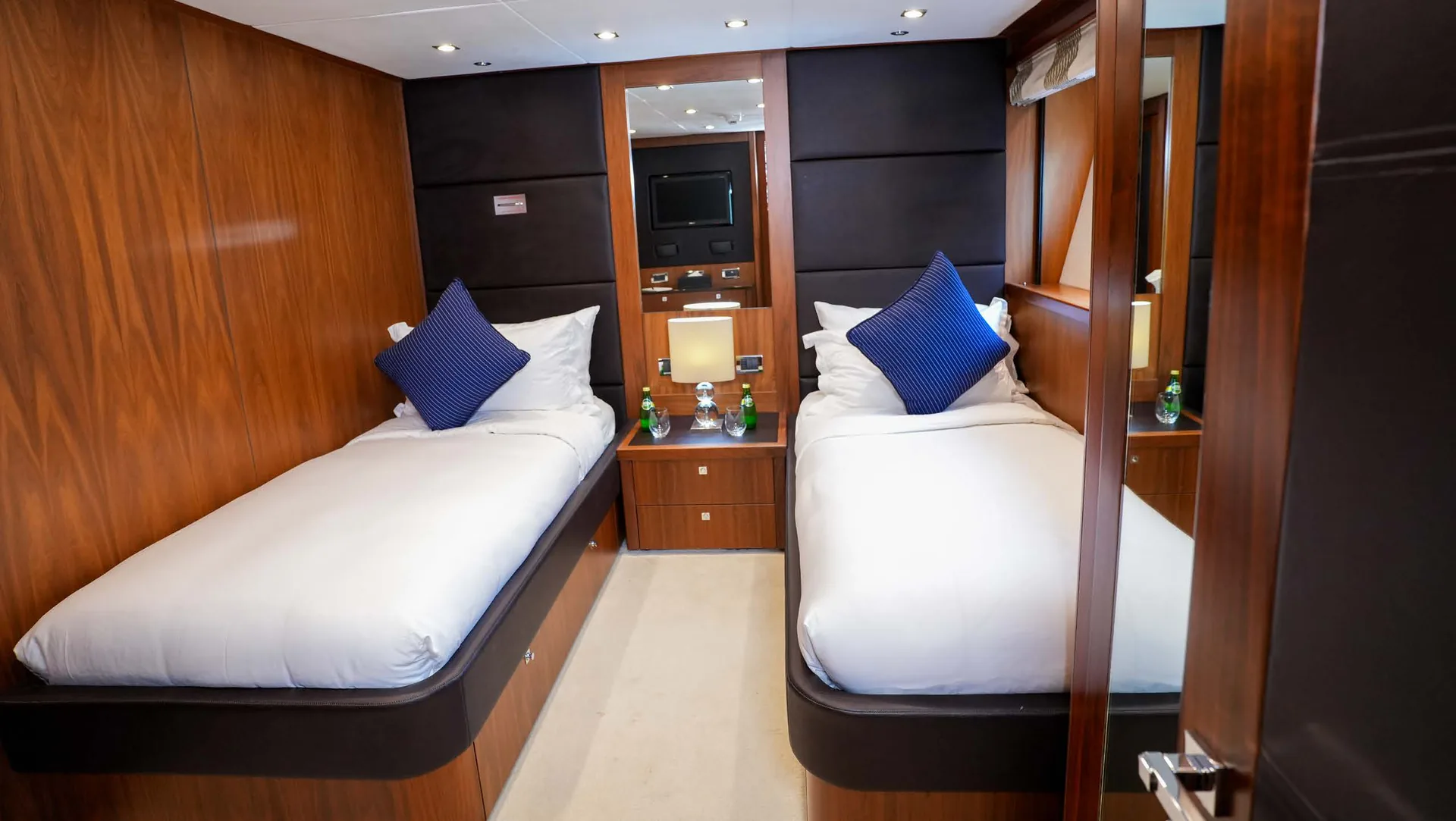 Lucien, photo 25 location yacht Cannes