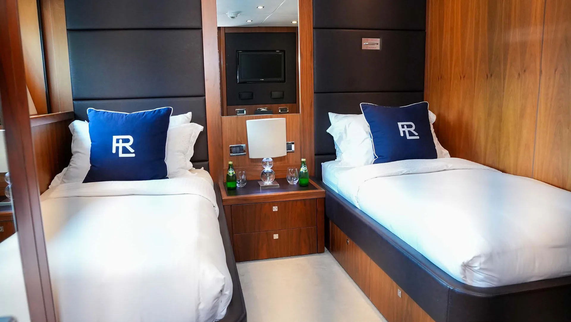 Lucien, photo 27 location yacht Cannes