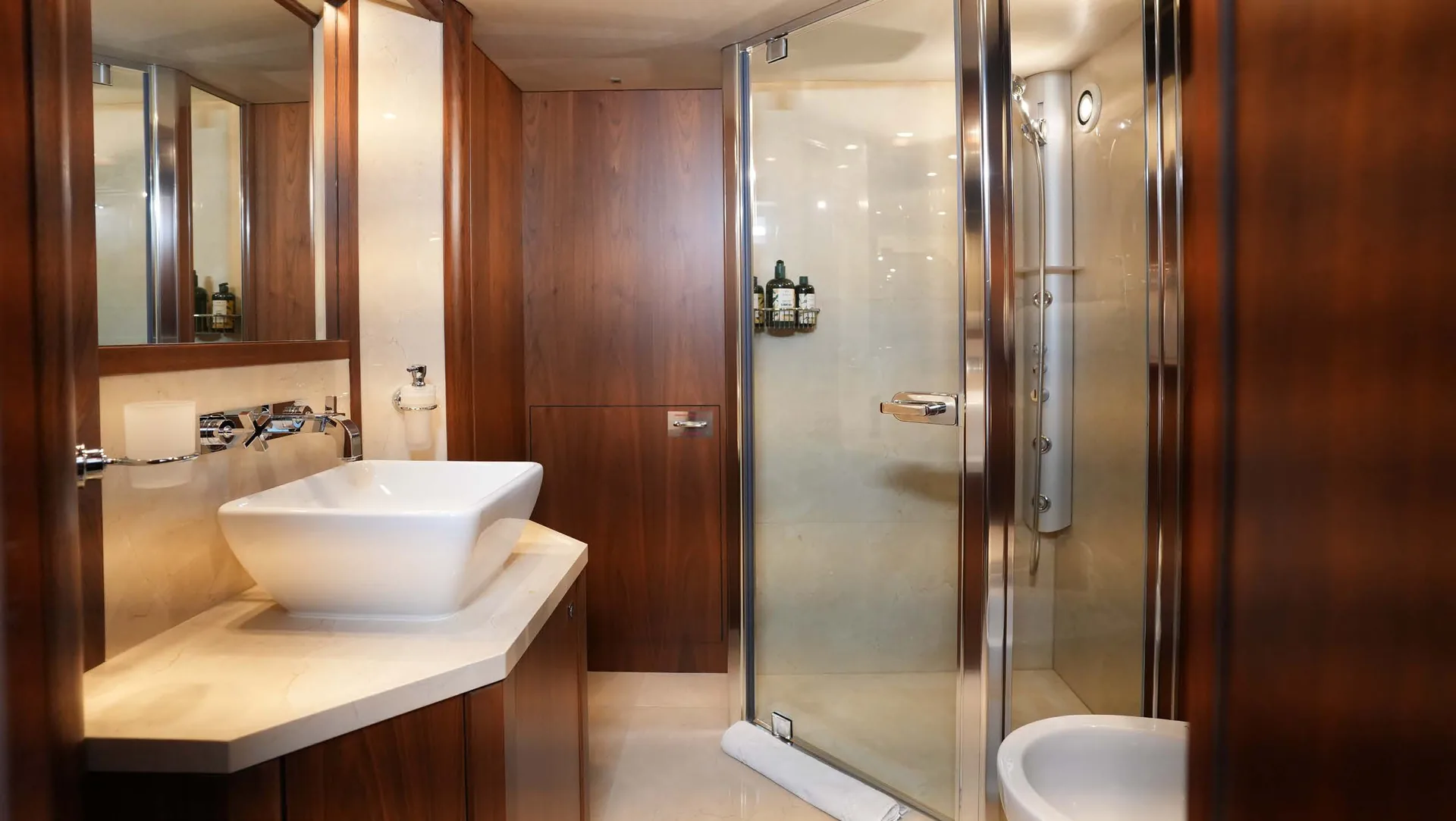 Lucien, photo 28 location yacht Cannes
