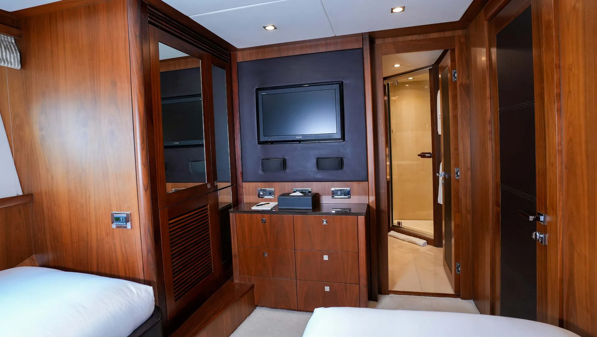 Lucien, photo 30 location yacht Cannes