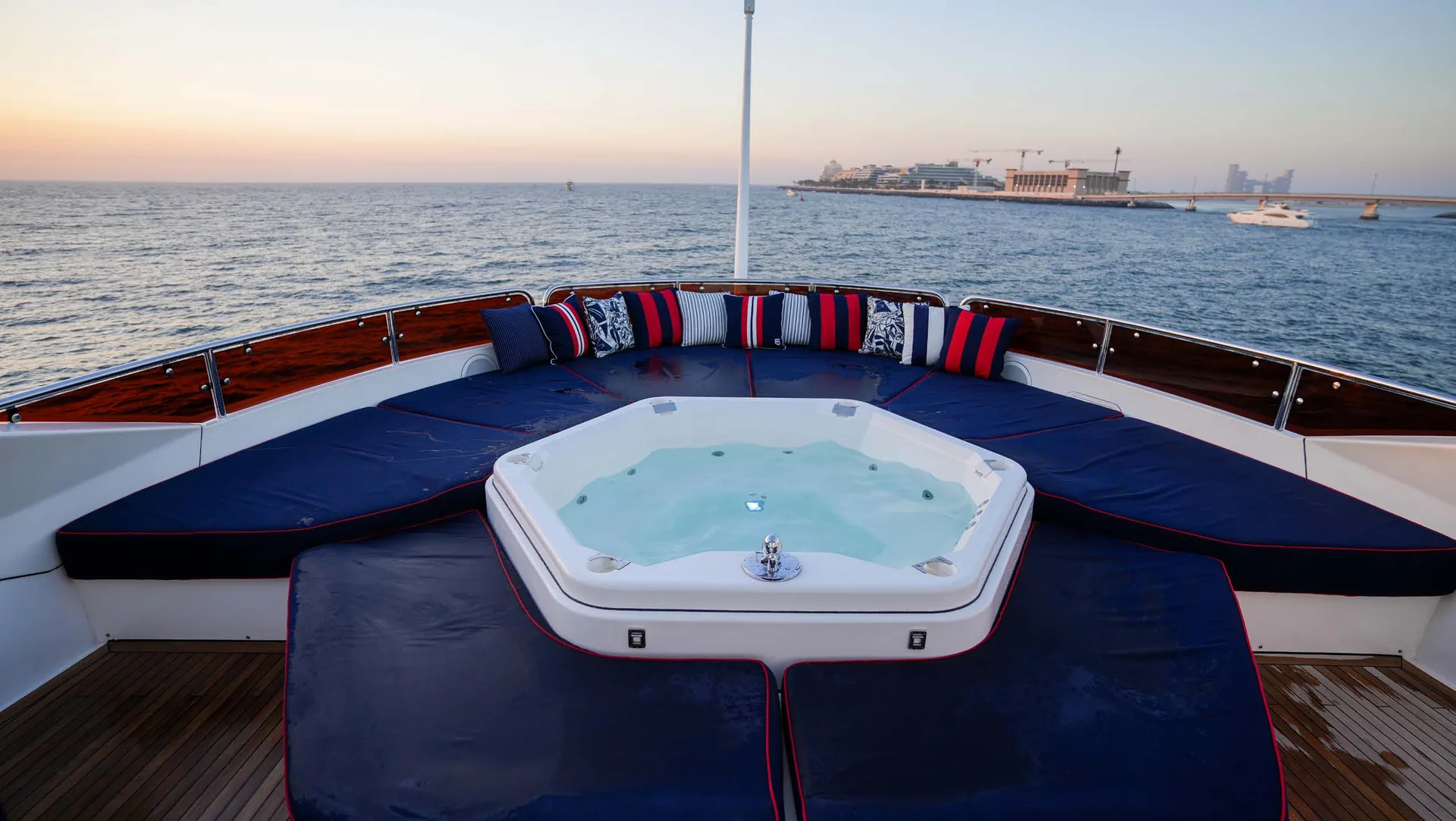 Lucien, photo 43 location yacht Cannes