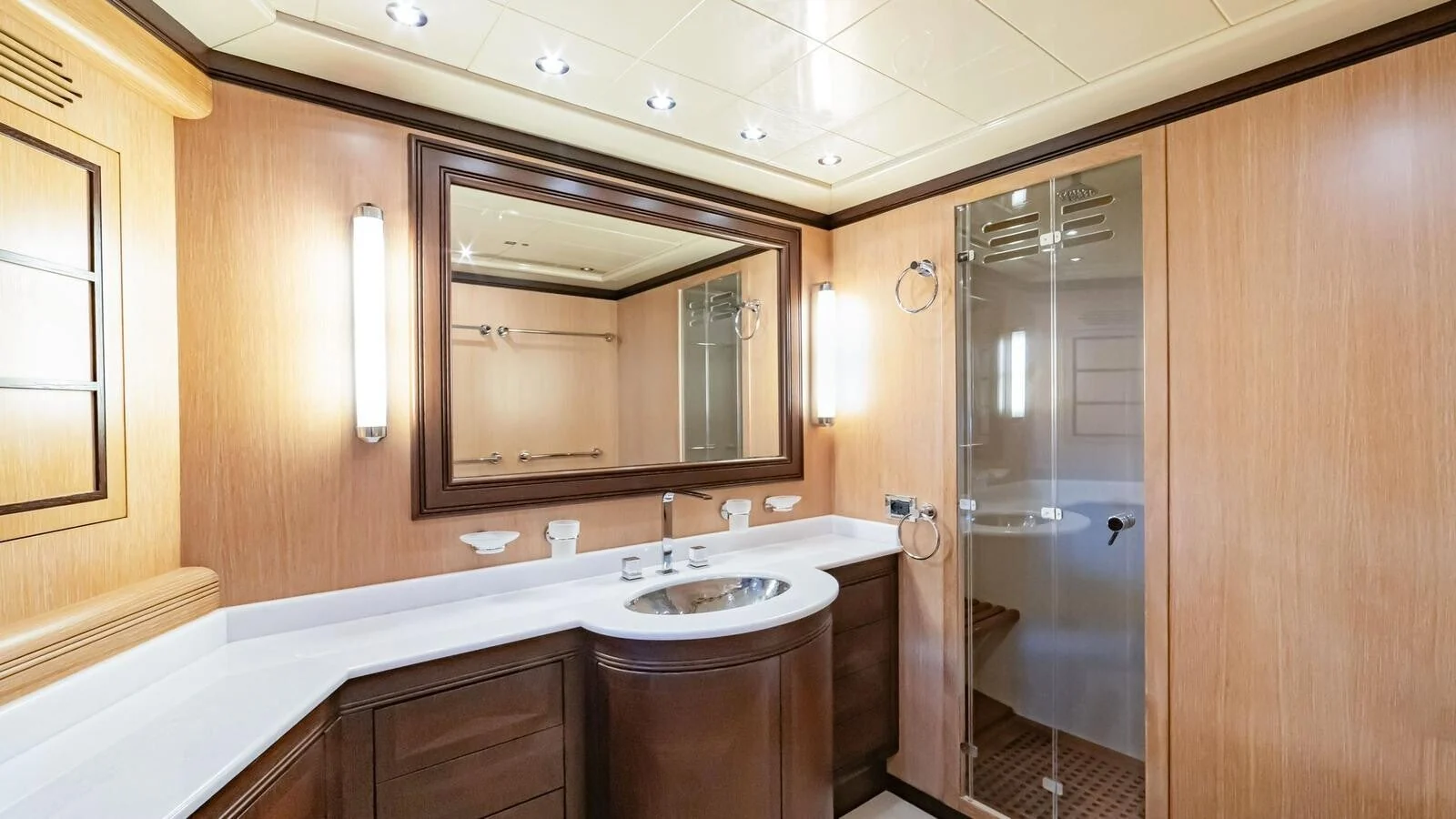 Mangusta 108, photo 18 location yacht Cannes