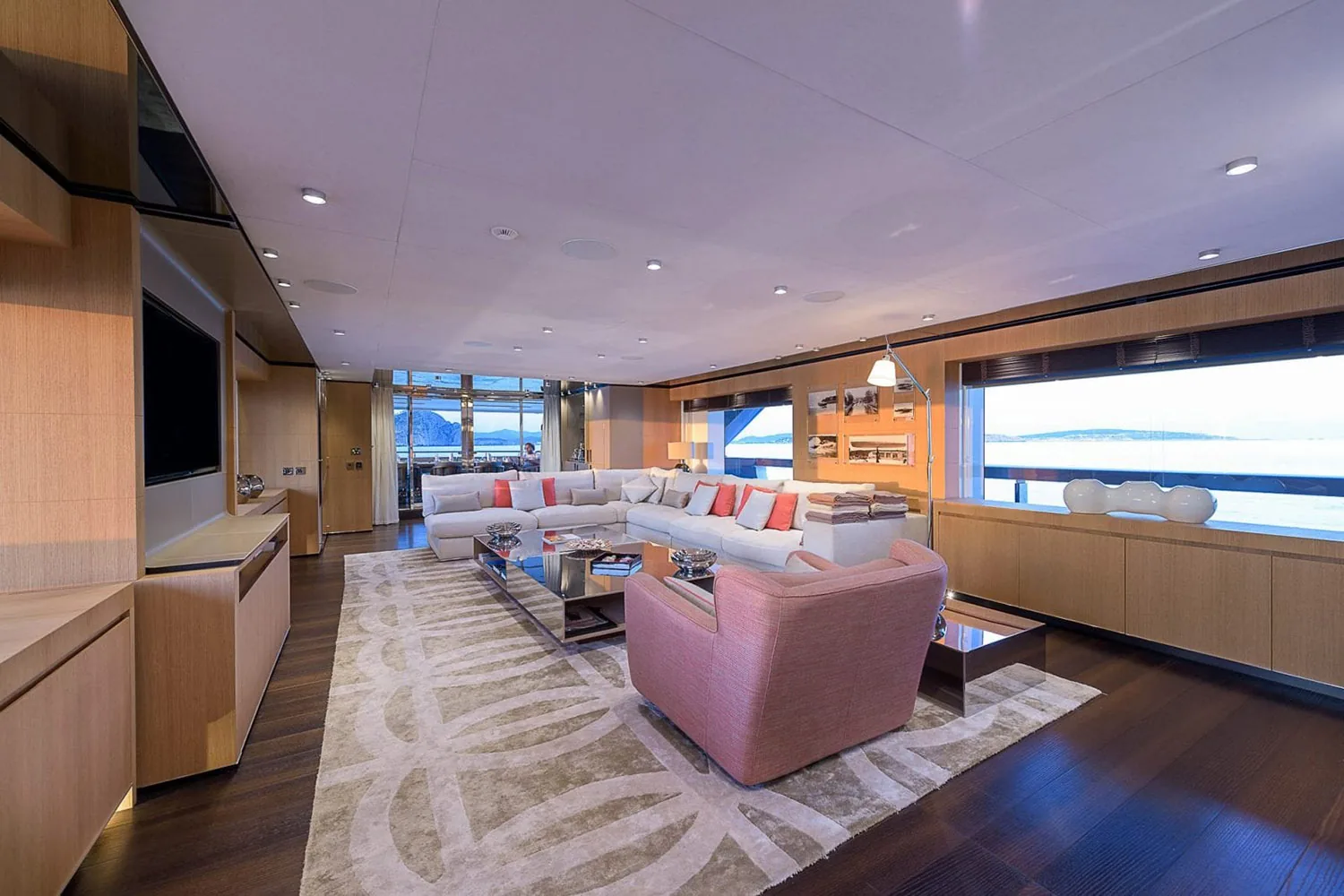 MR T - photo 17 location yacht Cannes
