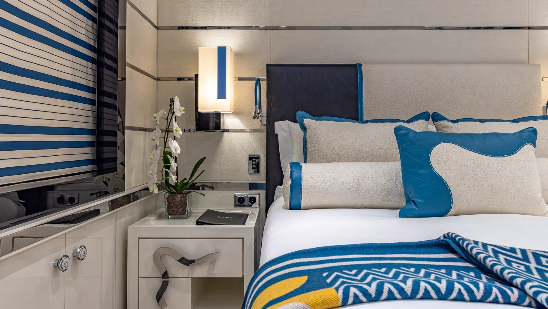 OKTO, photo 15 location yacht Cannes