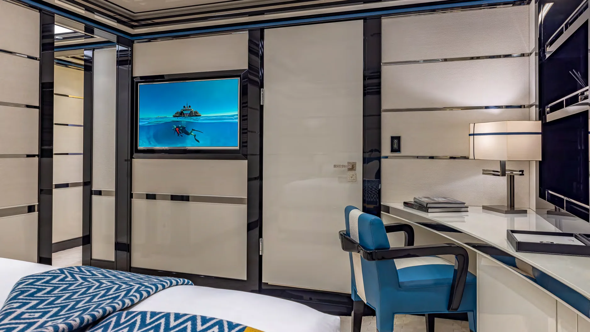 OKTO, photo 16 location yacht Cannes