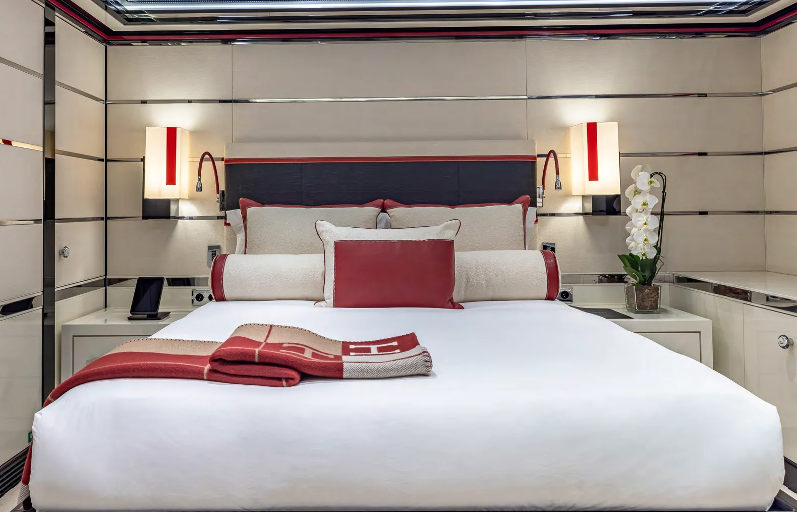 OKTO, photo 18 location yacht Cannes