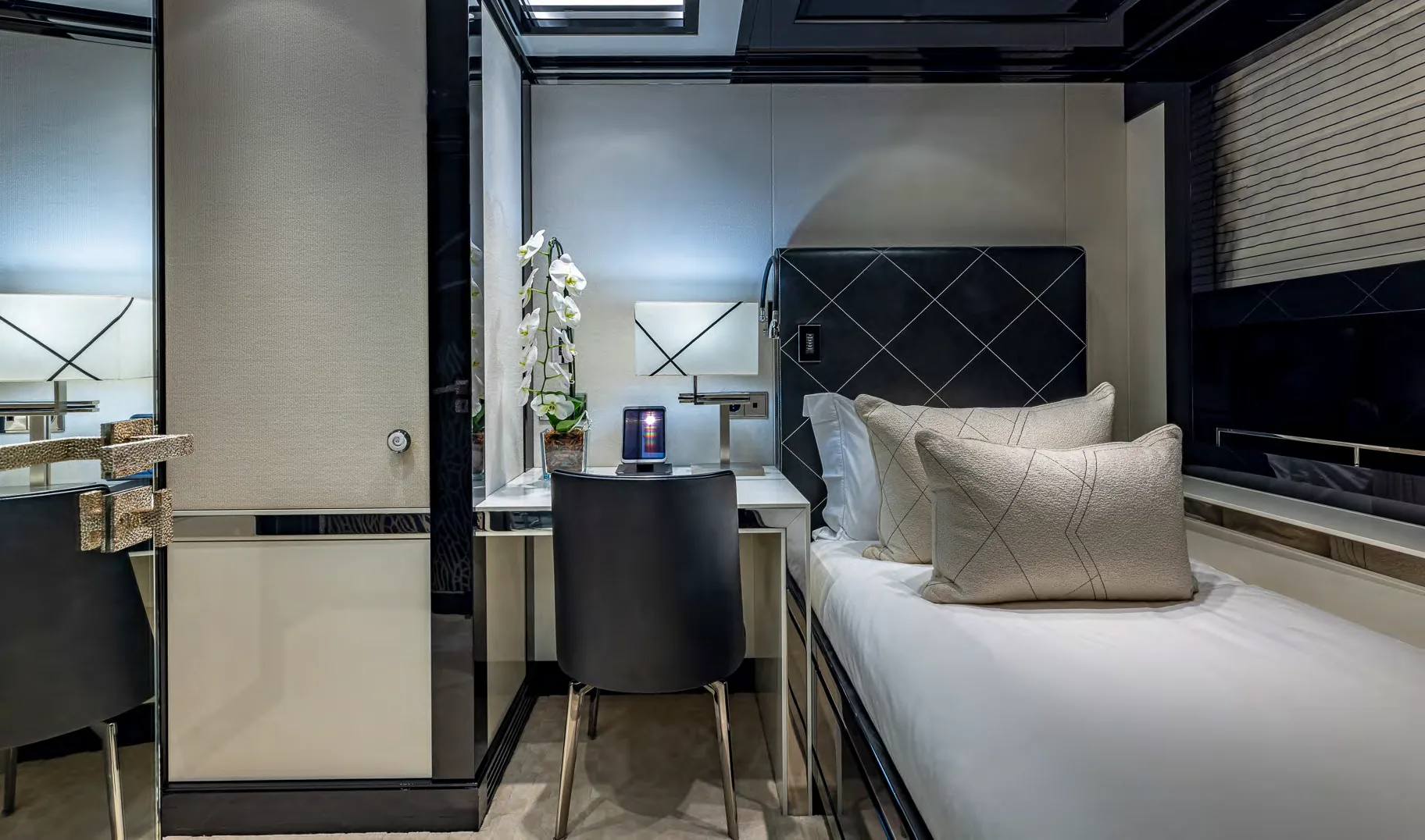 OKTO, photo 23 location yacht Cannes