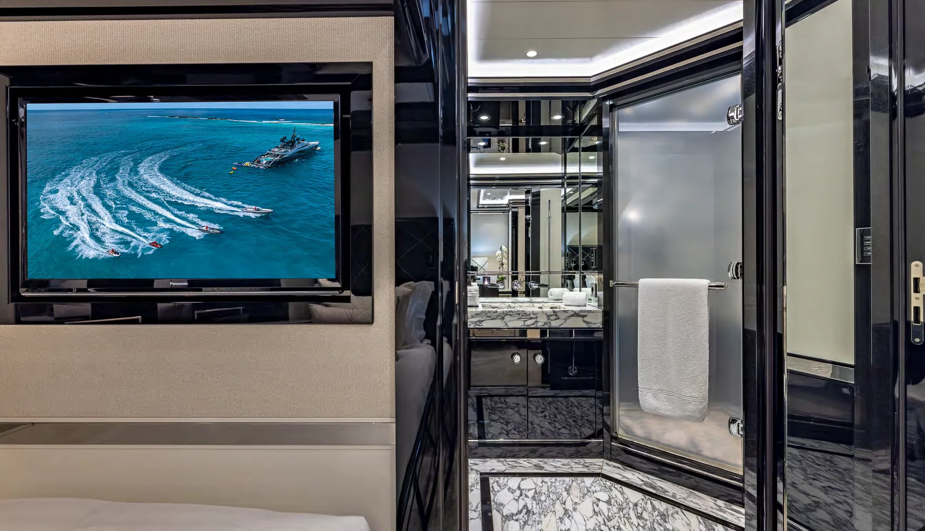 OKTO, photo 24 location yacht Cannes