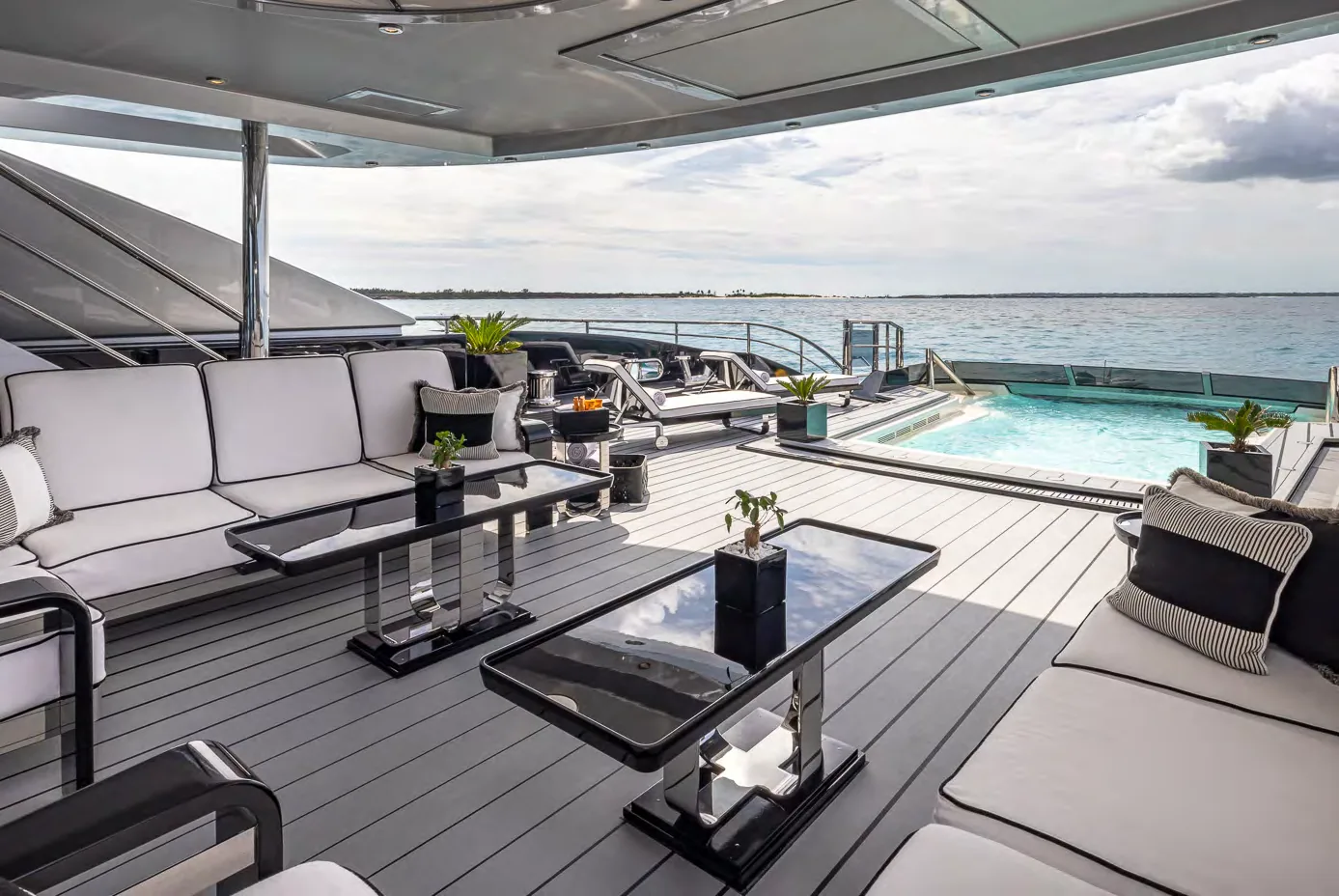 OKTO, photo 31 location yacht Cannes