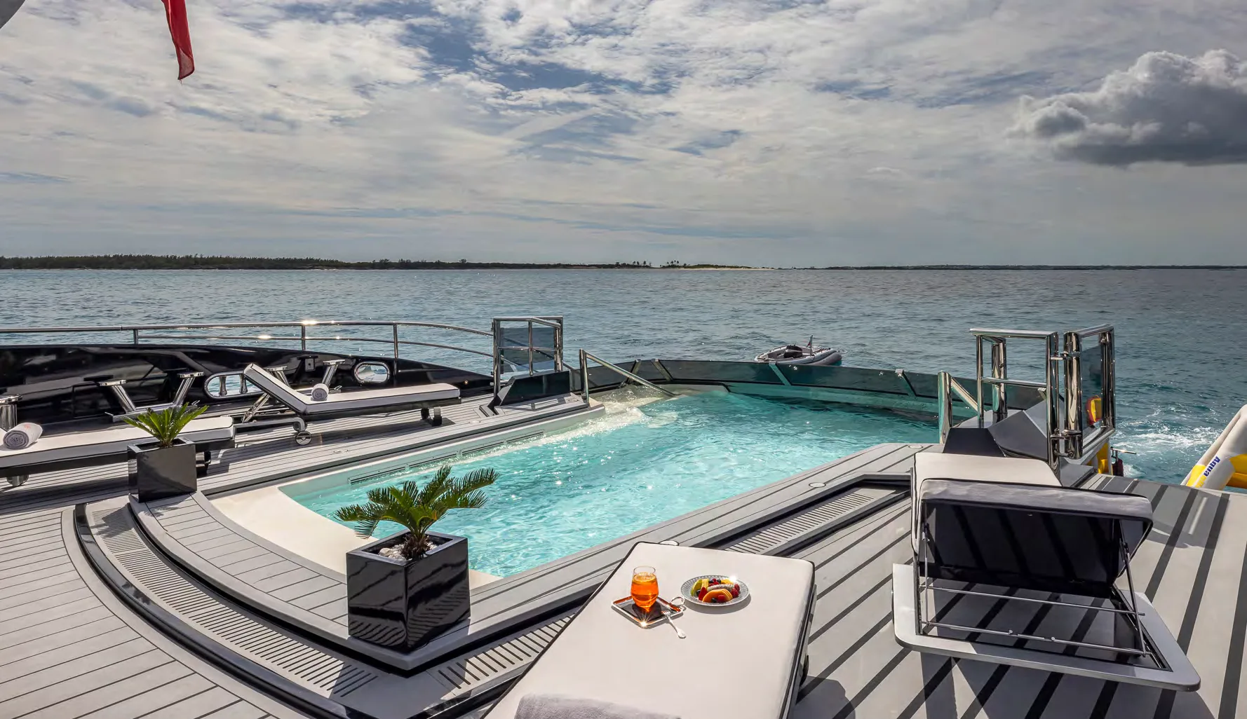OKTO, photo 32 location yacht Cannes