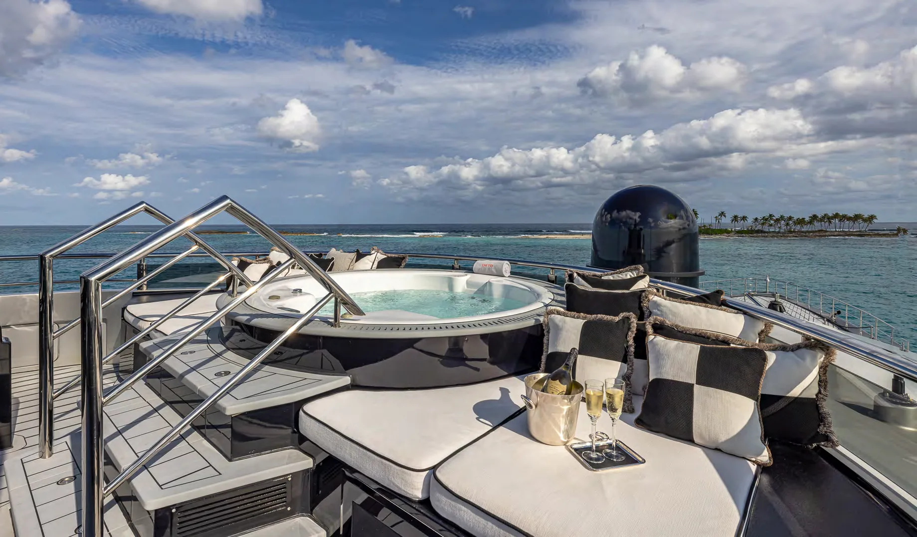 OKTO, photo 37 location yacht Cannes