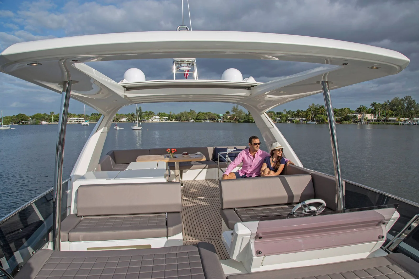 Prestige 680, photo 15 location yacht Cannes