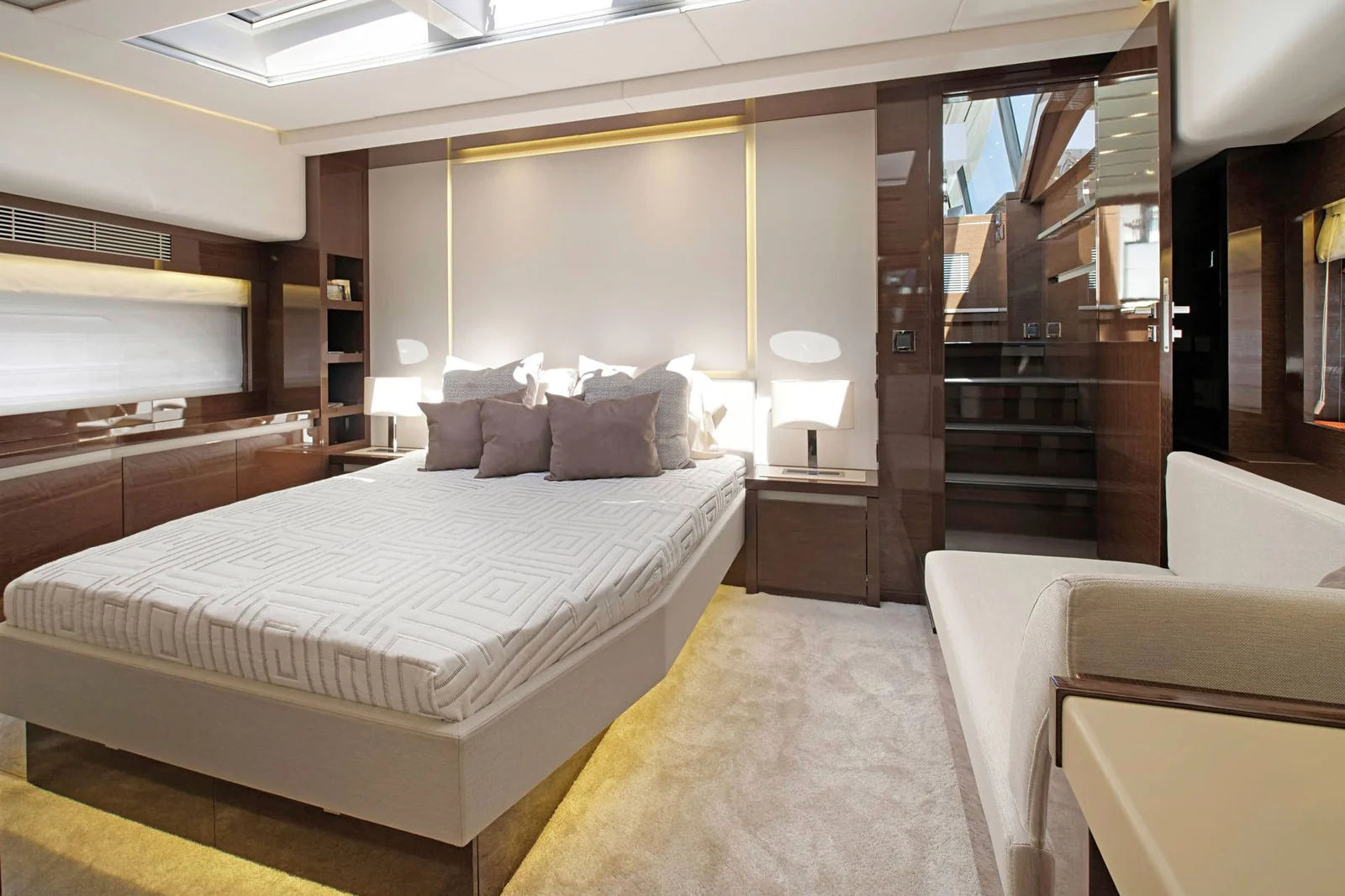 Prestige 680, photo 16 location yacht Cannes