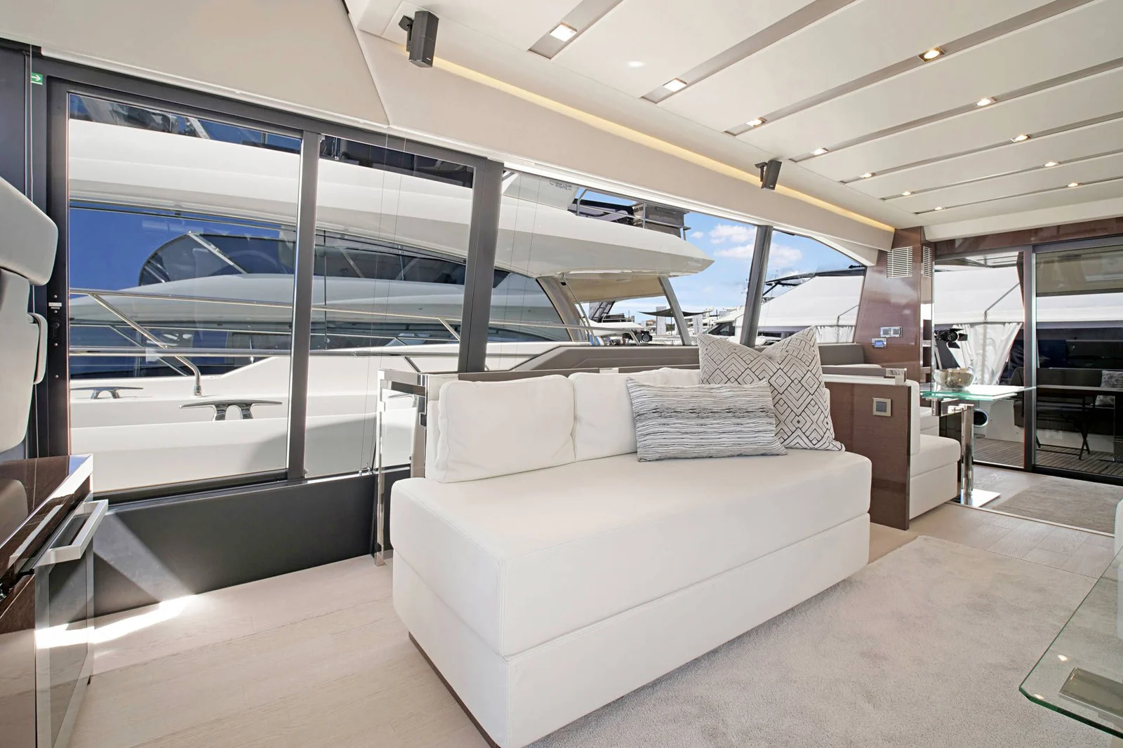Prestige 680, photo 19 location yacht Cannes