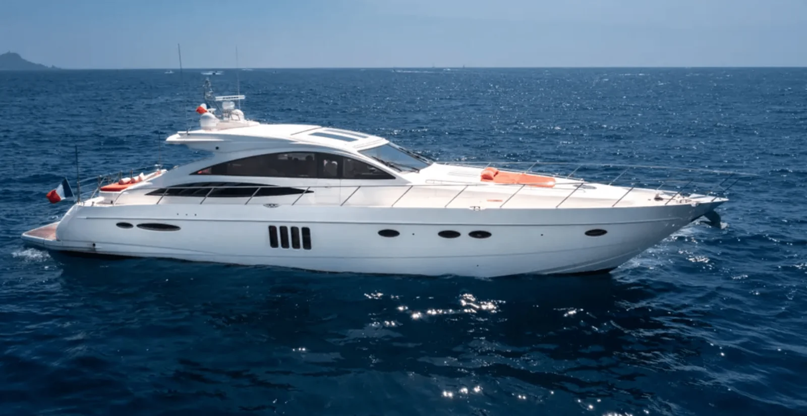 Princess V70, photo 2 location yacht Cannes