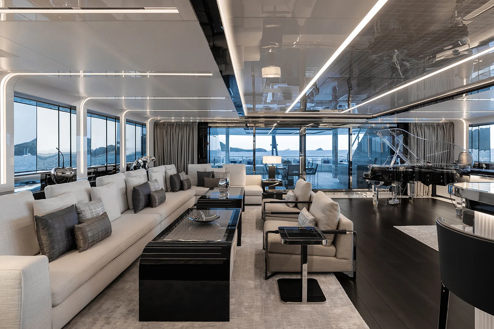RESILIENCE - photo 19 location yacht Cannes