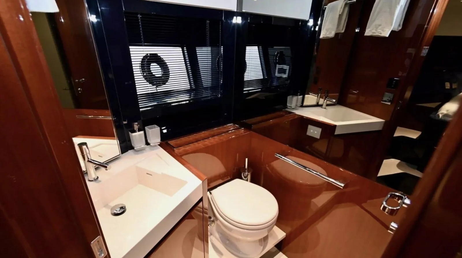Riva 66 Ribelle, photo 15 location yacht Cannes