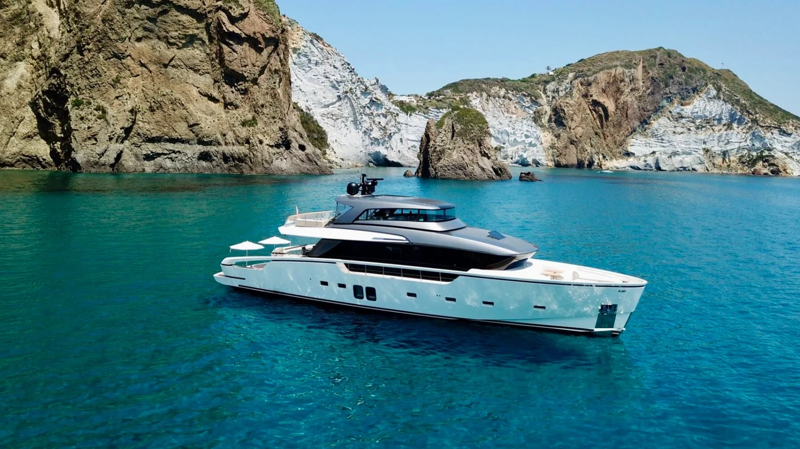 Sanlorenzo SX88, photo 2 location yacht Cannes
