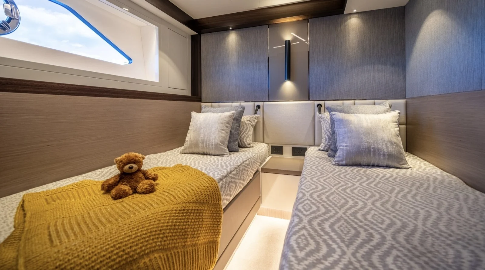 Sunseeker Predator 68, photo 16 location yacht Cannes