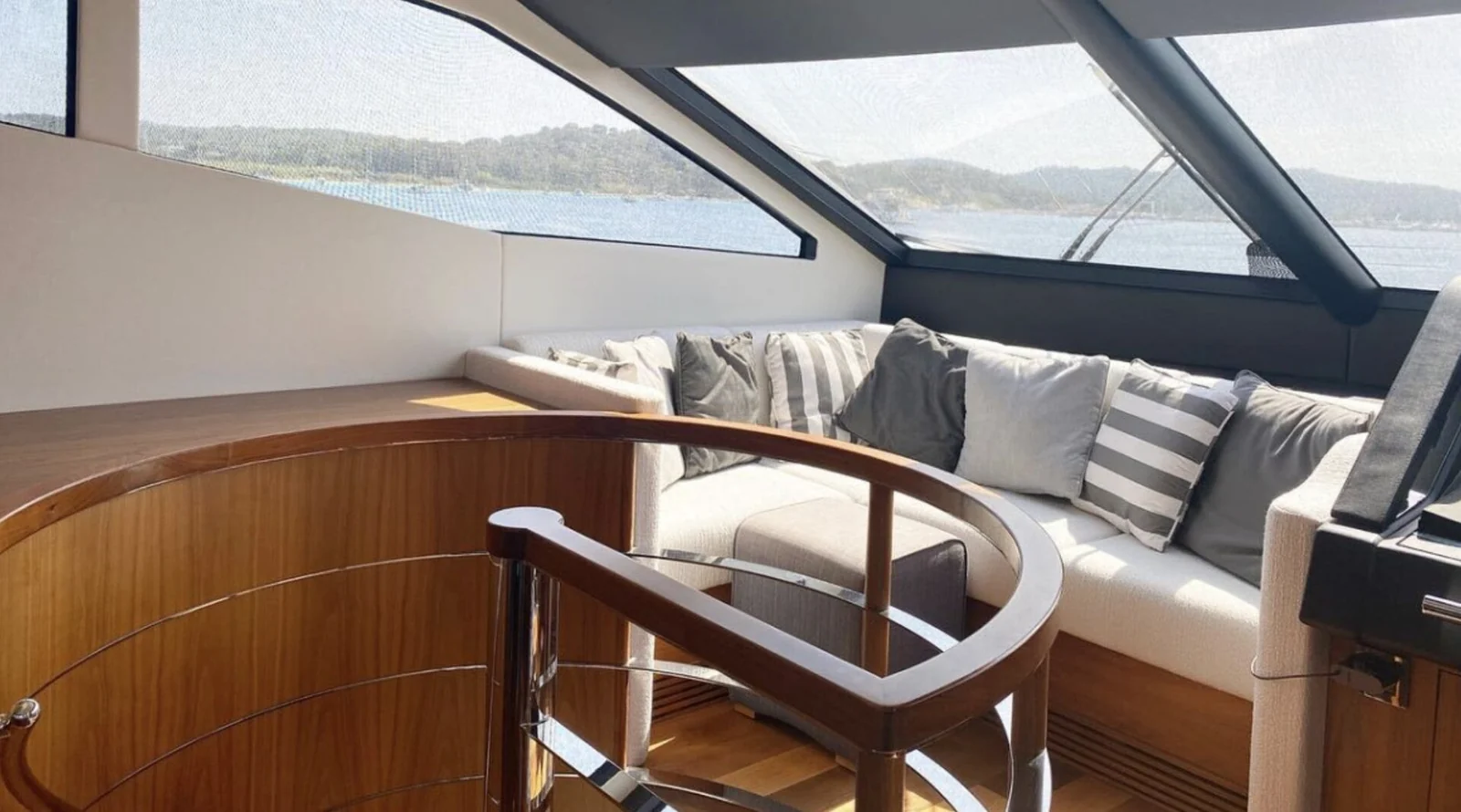 Sunseeker 75 Yacht (SarahLisa), photo 14 location yacht Cannes