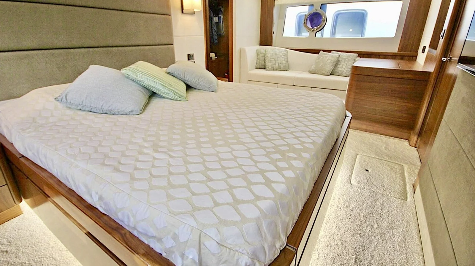 Sunseeker 75 Yacht (SarahLisa), photo 16 location yacht Cannes