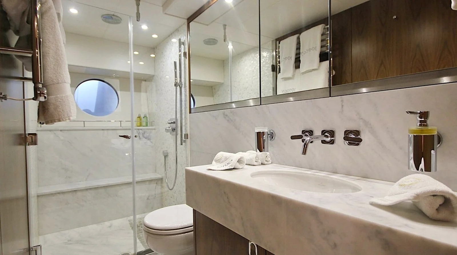 Sunseeker 75 Yacht (SarahLisa), photo 17 location yacht Cannes