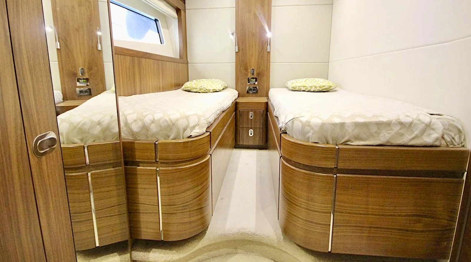 Sunseeker 75 Yacht (SarahLisa), photo 19 location yacht Cannes